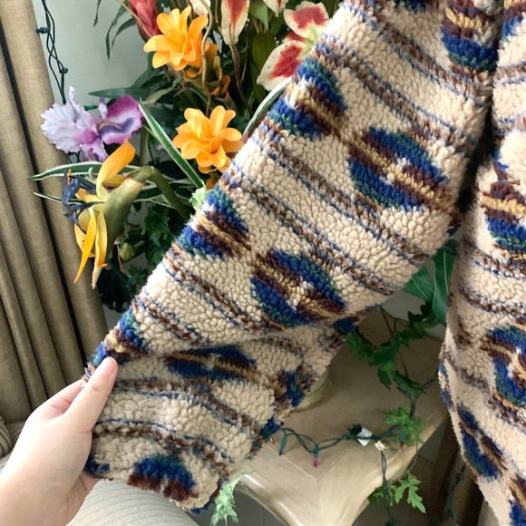 NEW Aqua Bloomingdale's Aztec Tribal Printed Sherpa Teddy Pullover in Beige - Picture 5 of 11